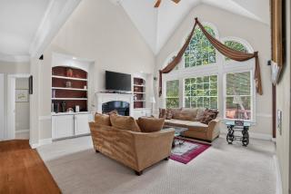 Lux Private Retreat Creek View Sleeps up to 8 - 9