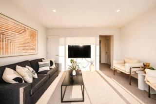 Garden View 2-Bedroom Getaway in Christchurch - 5