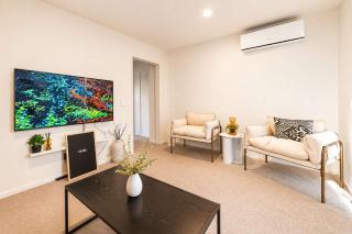 Garden View 2-Bedroom Getaway in Christchurch - 3