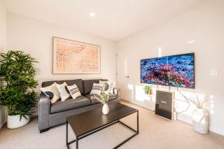 Garden View 2-Bedroom Getaway in Christchurch - 2