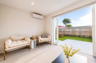 Garden View 2-Bedroom Getaway in Christchurch - 0