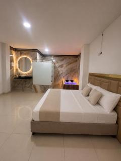 HOTEL LUXURY v - 0