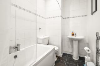 3 Bedroom House located at Old Swan, Liverpool Hosted by Eason Stays with Garden View and Free Parking - 8