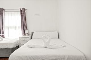 3 Bedroom House located at Old Swan, Liverpool Hosted by Eason Stays with Garden View and Free Parking - 3