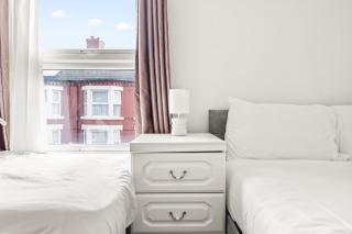 3 Bedroom House located at Old Swan, Liverpool Hosted by Eason Stays with Garden View and Free Parking - 4