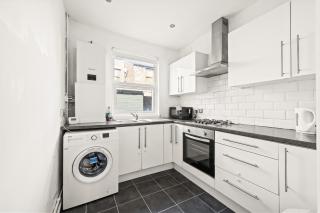 3 Bedroom House located at Old Swan, Liverpool Hosted by Eason Stays with Garden View and Free Parking - 2