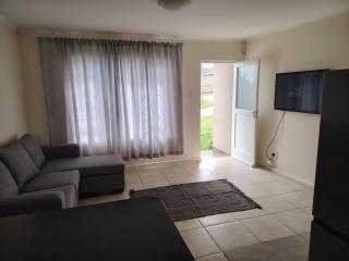 Charming and Cozy Townhouse in Gonubie - 0