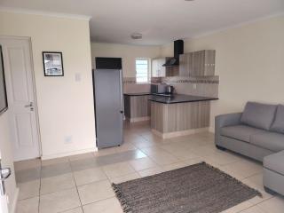 Charming and Cozy Townhouse in Gonubie - 3