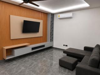 Modern & Stylish 2BR Flat with Private Bathrooms - 0