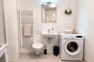 Modern Stylish Apartment with Balcony & Free Parking - 4