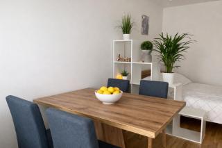 Modern Stylish Apartment with Balcony & Free Parking - 1