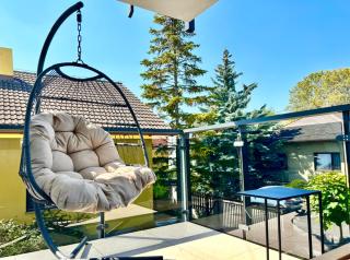 Modern Apartment with Balcony & Free Parking - 8