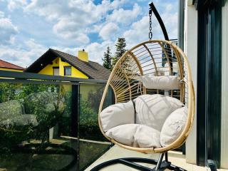 Modern Apartment with Balcony & Free Parking - 0