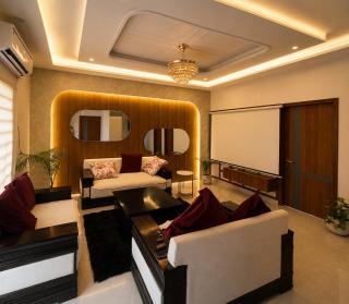 LUXURY 2BHK URBANSTAYZz - 0