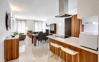 Sliema 3BR Family Apartment near Balluta Bay - Balconies, Cot & High Chair - 8
