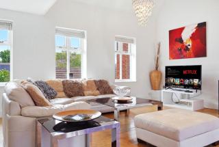 Luxury 3-Bed Penthouse · Sleeps 7 · Gated · NEC - 1