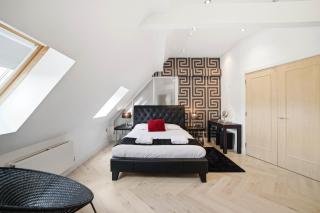 Luxury 3-Bed Penthouse · Sleeps 7 · Gated · NEC - 5