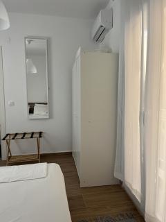 Cozy Apartment with Work-Space in Thessaloniki - 4