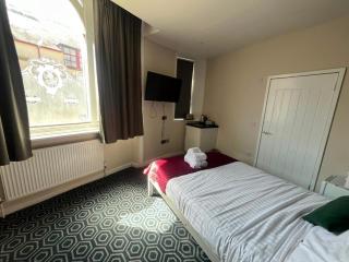 Homesly Guest Rooms, Comfortable En-suite Guest Rooms with Free Parking and Self Check-in - 9