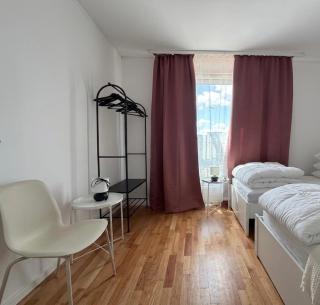 Spacious Apartment with Balcony & Free Parking near Vienna - 4
