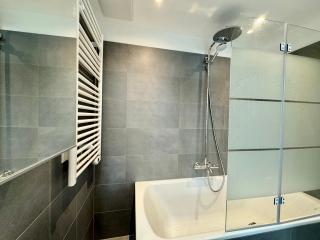 Modern Danube Apartment with Balcony & Free Parking - 3