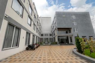 Maniratnam Hotel And Resort - 7