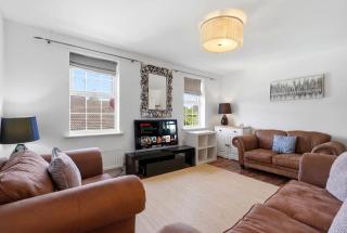 Charming 5BR House | Large Garden & Comfort - 9