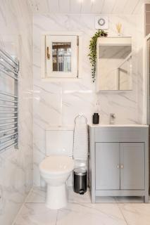 Entire 1 bedroom flat-5 min to station - 1
