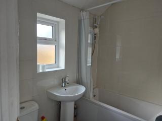 comfortable 4 bedrooms house 15 mins to Durham centre - 0
