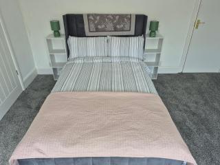 comfortable 4 bedrooms house 15 mins to Durham centre - 1
