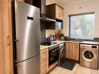 Chic Sandton Apt at The Cube Pool - 6