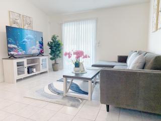 Modern 3BR Single Story Home with Spacious Yard - 9