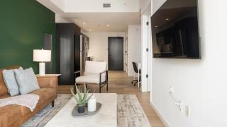 Landing Stunning 1BD Gym - 9