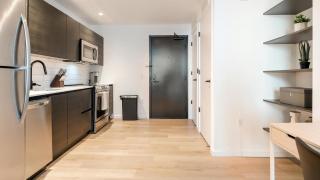 Landing Stunning 1BD Gym - 5