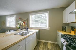 Walk to Ski Lifts! Apt in Heart of Red River - 2