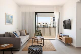 Bright Spacious Stay with Private Skyline Balcony - 3