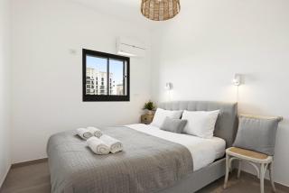 Bright Spacious Stay with Private Skyline Balcony - 9