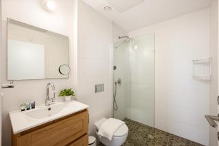 Bright Spacious Stay with Private Skyline Balcony - 6
