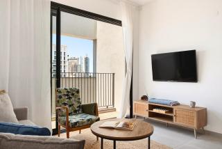 Bright Spacious Stay with Private Skyline Balcony - 5
