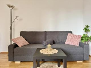 Happy Apartment near Airport with Free Parking - 1