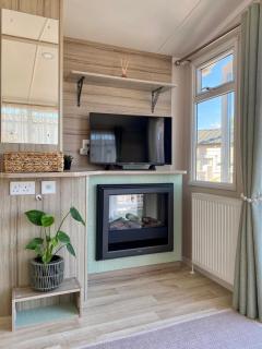 Quincy! Quaint and Cosy Caravan in Tranquil Country Park - dog friendly, great amenities, free parking, 2pm check out, beach nearby! - 4