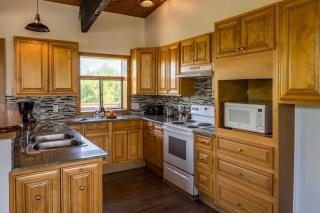 Spacious 8 BR Chalet at Blue Mountain, Private Beach Access, Hot Tub, Sauna, BBQ, Petfriendly - 7