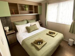 Quincy - Quaint and Cosy Dog-Friendly Caravan in Tranquil Park - 8