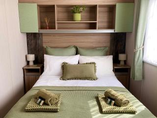 Quincy - Quaint and Cosy Dog-Friendly Caravan in Tranquil Park - 3