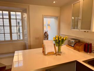 Lyme Cottage - sea views & garden - 2 mins from the sandy beach - 2