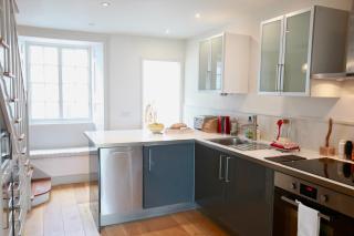 Lyme Cottage - sea views & garden - 2 mins from the sandy beach - 4