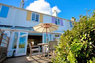 Lyme Cottage - sea views & garden - 2 mins from the sandy beach - 9