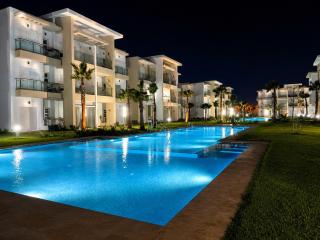 Cosy apartment with pool view and beach access - 4