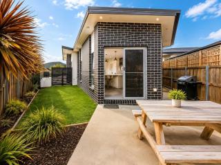 Modern Villa close to shops-10mins to City - 7