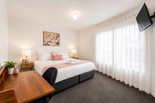 Modern Villa close to shops-10mins to City - 6